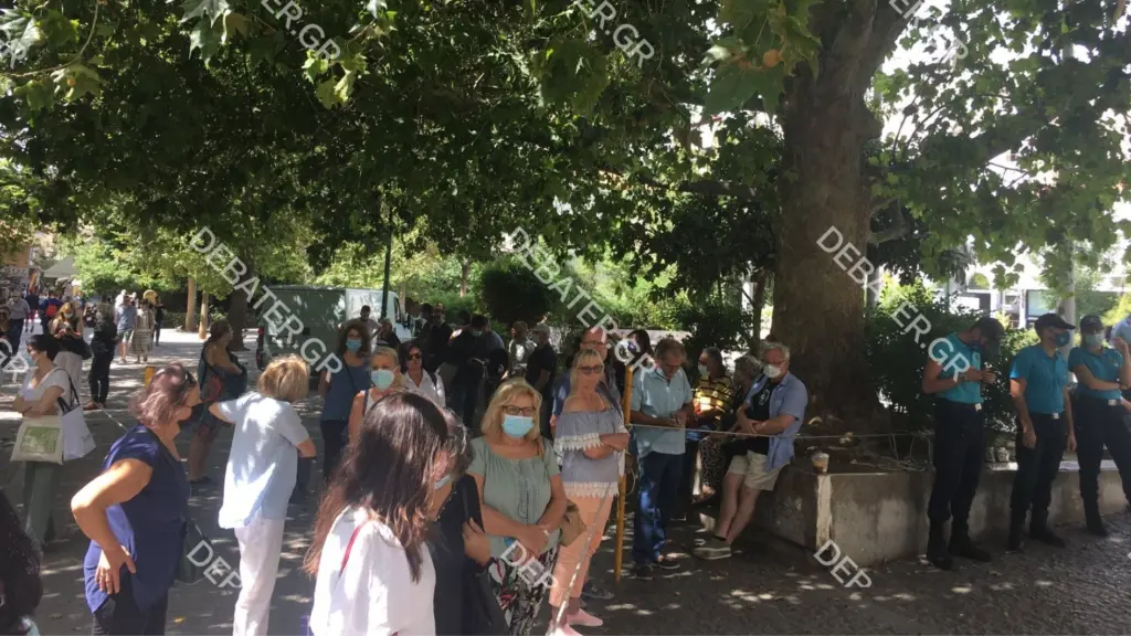 Πλήθος κόσμου στη Μητρόπολη για το λαϊκό προσκύνημα στον Μίκη Θεοδωράκη (pics&vid)