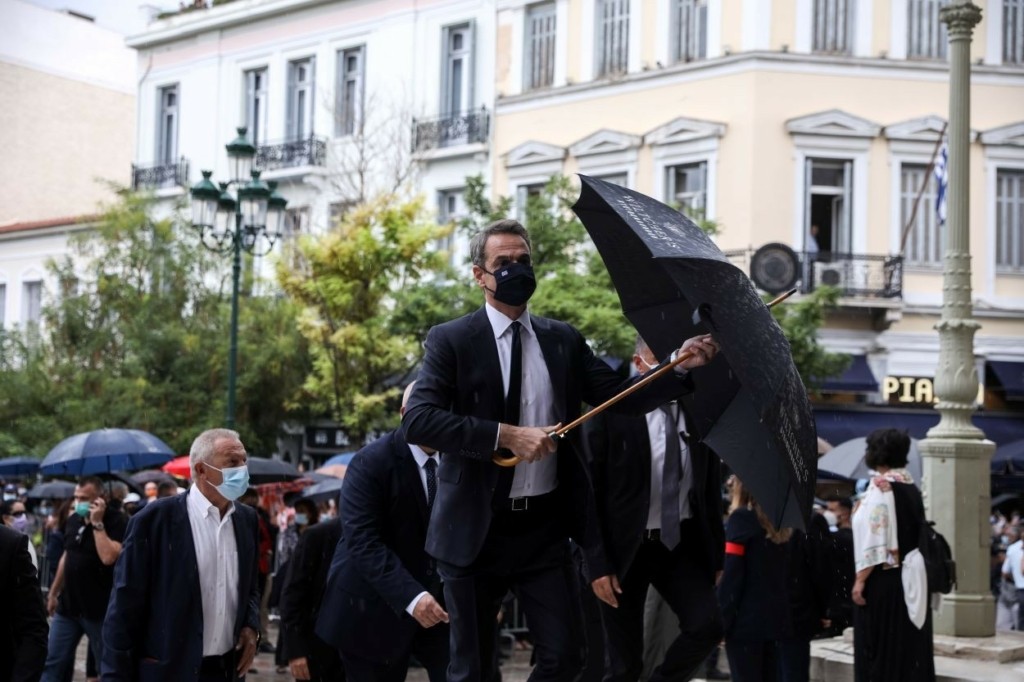 Η είσοδος του Κυριάκου Μητσοτάκη στην Μητρόπολη για τον αποχαιρετισμό του Μίκη Θεοδωράκη (vid)