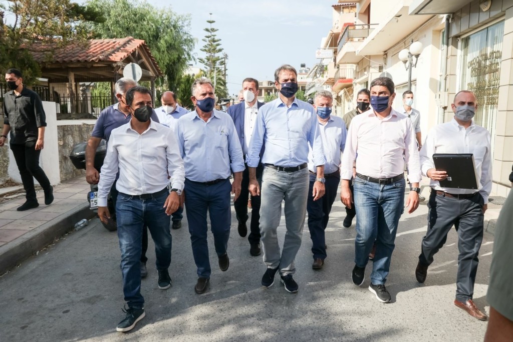 Στις πληγείσες περιοχές της Κρήτης ο Μητσοτάκης – Ήπιε ρακή και υποσχέθηκε πως “όλα θα φτιάξουν” (pics&vid)