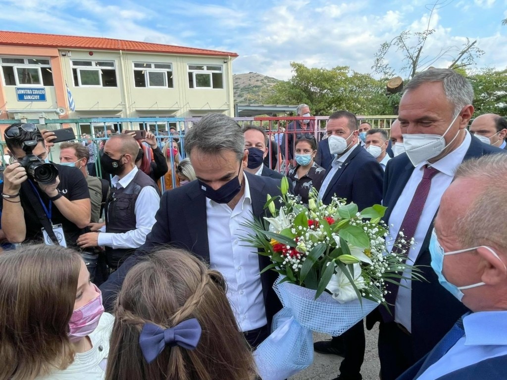 Εγκαινίασε το σχολείο στο Δαμάσι ο πρωθυπουργός – Selfies και συνομιλίες με μαθητές (pics&vid)