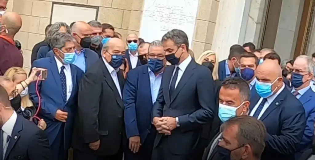 Πώς απαντά η κυβέρνηση στις αποδοκιμασίες κατά Μητσοτάκη στον αποχαιρετισμό του Μίκη Θεοδωράκη
