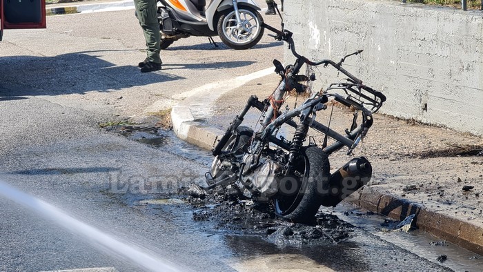 Φλεγόμενη μηχανή στη Λαμία προκάλεσε πανικό (vid)