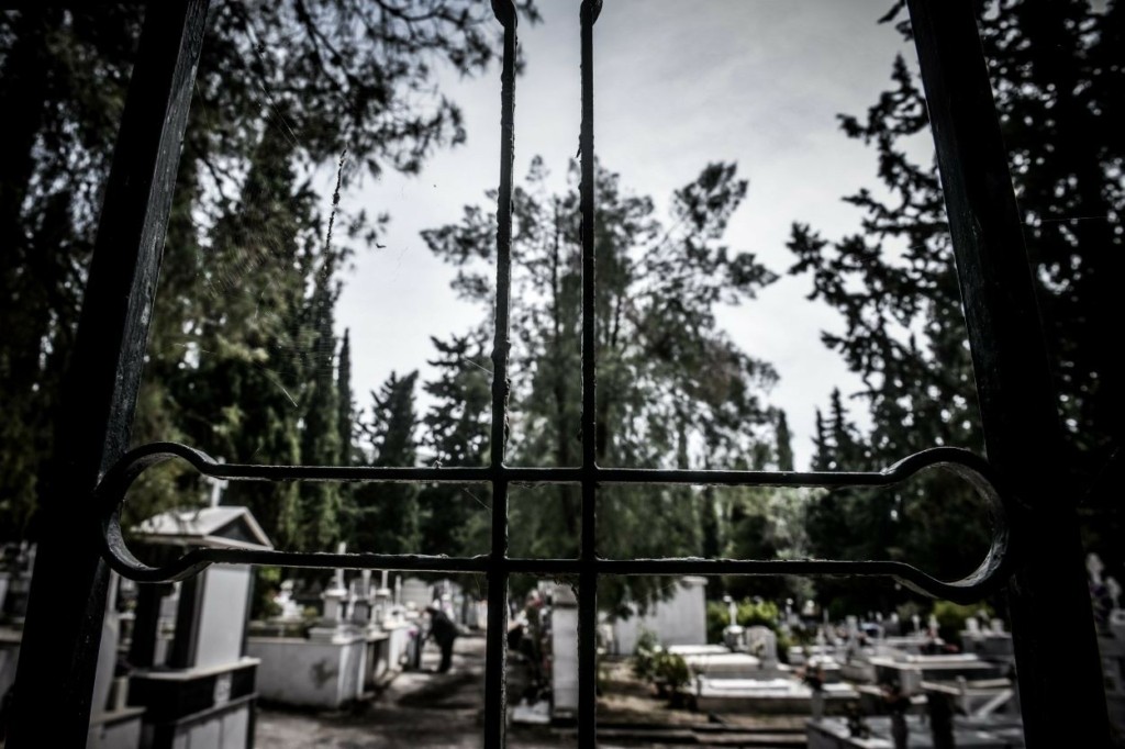 Άνδρας κατηγορείται για δύο απόπειρες βιασμού μέσα σε νεκροταφείο