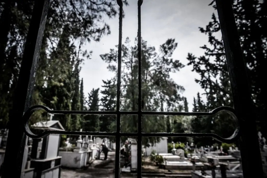 Άνδρας κατηγορείται για δύο απόπειρες βιασμού μέσα σε νεκροταφείο