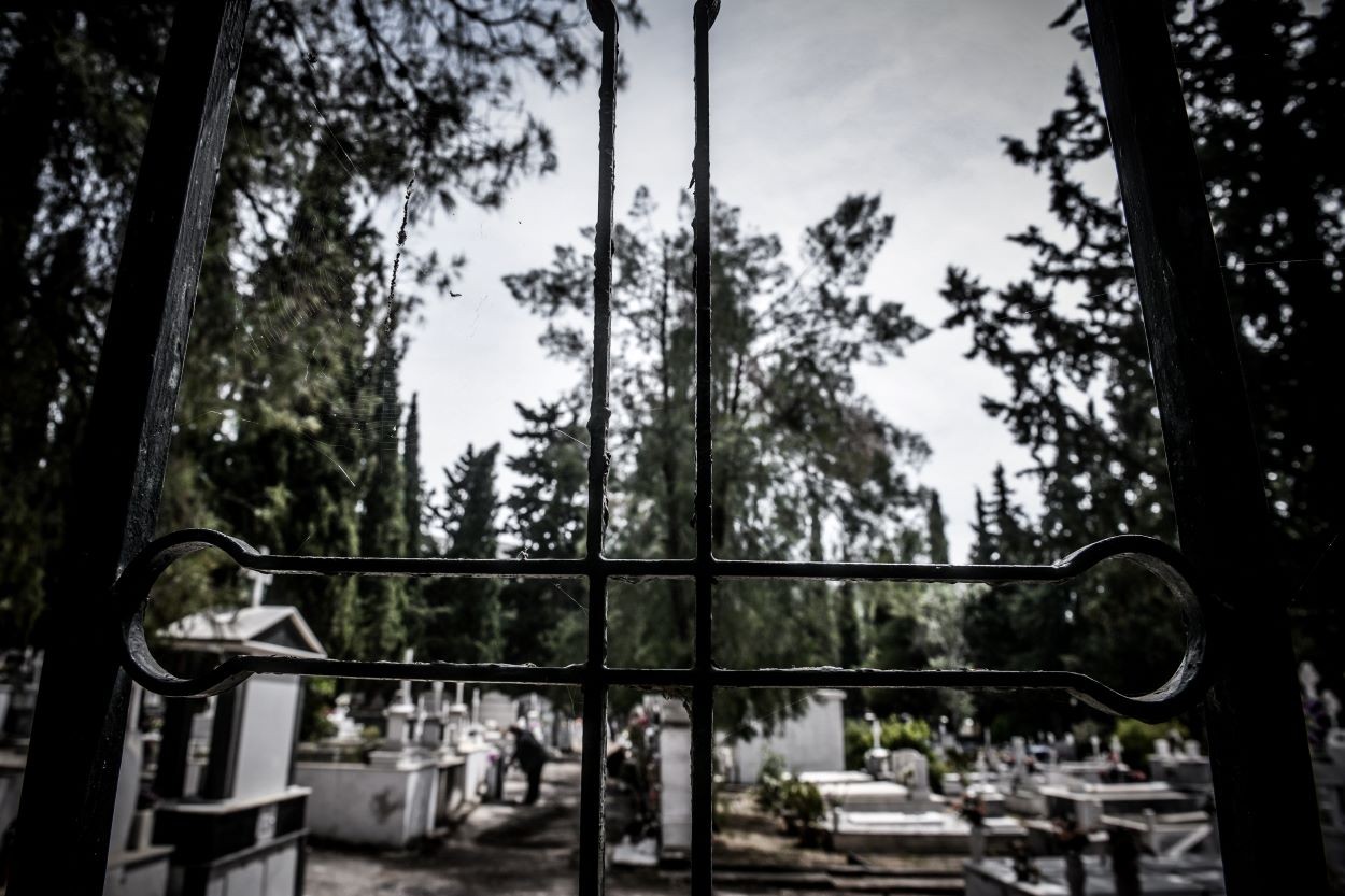 Άνδρας κατηγορείται για δύο απόπειρες βιασμού μέσα σε νεκροταφείο