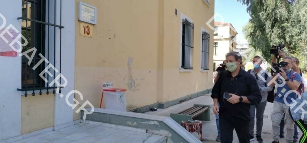 Απαγορεύεται στον Νίκο Κουρή να χρησιμοποιεί το επίθετο Θεοδωράκης