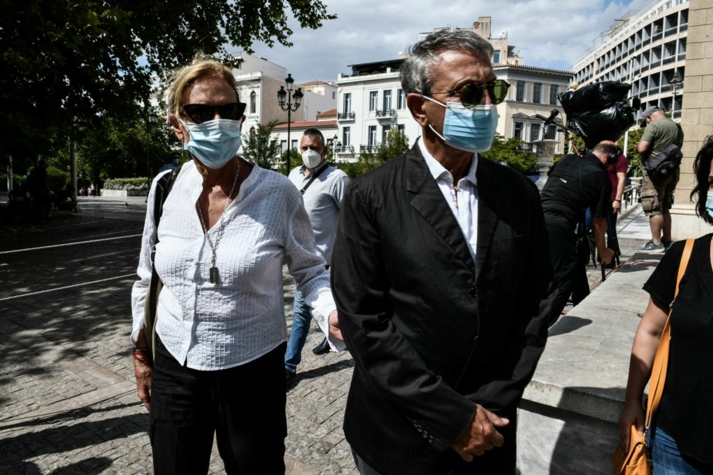 Συγκινημένοι και αμίλητοι ο Γιώργος Νταλάρας και η σύζυγος του στο λαϊκό προσκύνημα του Μίκη Θεοδωράκη (pics)
