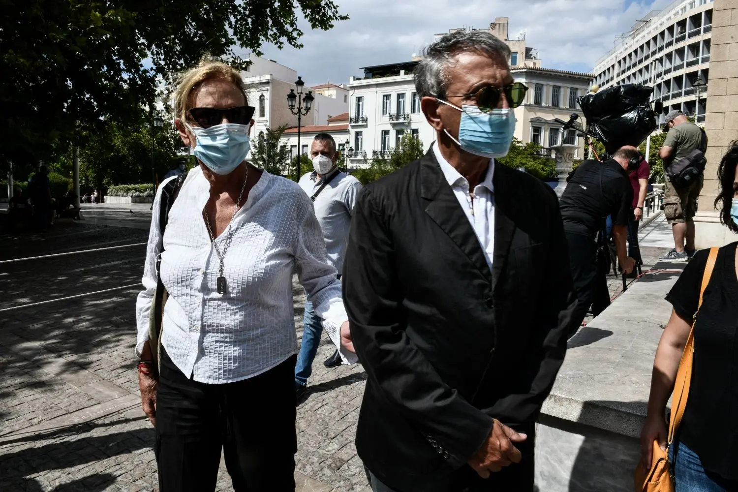 Συγκινημένοι και αμίλητοι ο Γιώργος Νταλάρας και η σύζυγος του στο λαϊκό προσκύνημα του Μίκη Θεοδωράκη (pics)