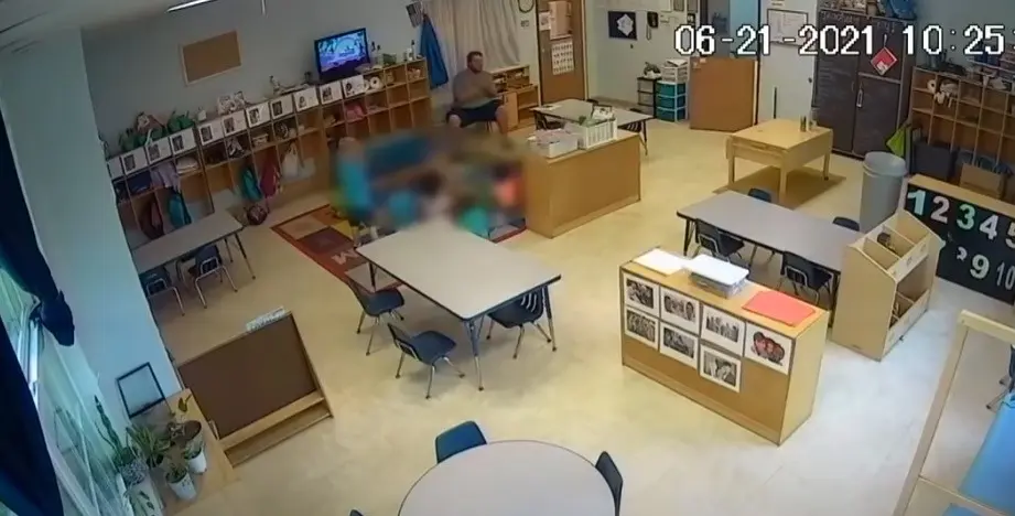 Δάσκαλος σπρώχνει με δύναμη κοριτσάκι 4 χρονών σε νηπιαγωγείο και αυτό πέφτει κάτω με την πλάτη (vid)