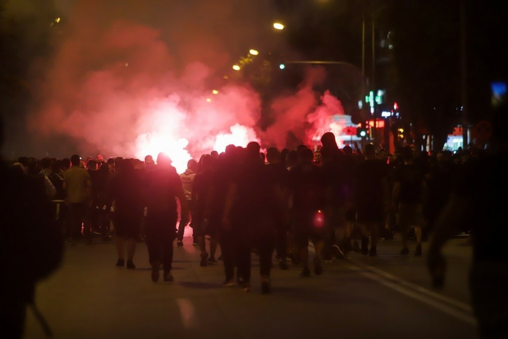 Ένταση και επεισόδια στην πορεία των οπαδών του ΠΑΟΚ – Εκτόξευσαν πυρσούς και κροτίδες στα ΜΑΤ (pics&vid)