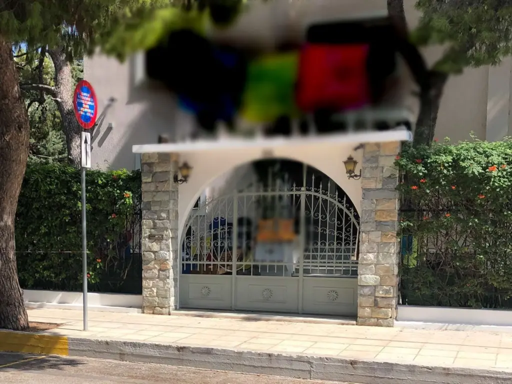 Ξέχασαν δίχρονο κοριτσάκι μέσα σε σχολικό λεωφορείο για τέσσερις ώρες