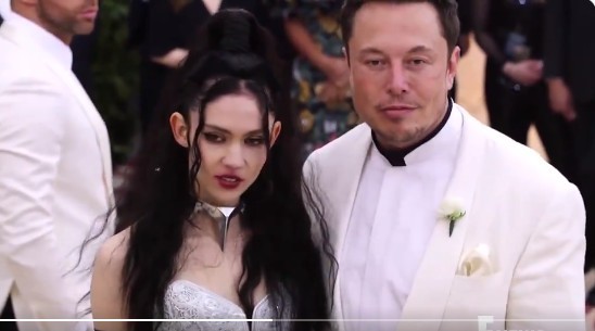 Ο Έλον Μασκ και η Grimes είναι “μισοχωρισμένοι” αλλά ακόμη αγαπούν ο ένας τον άλλον (vid)