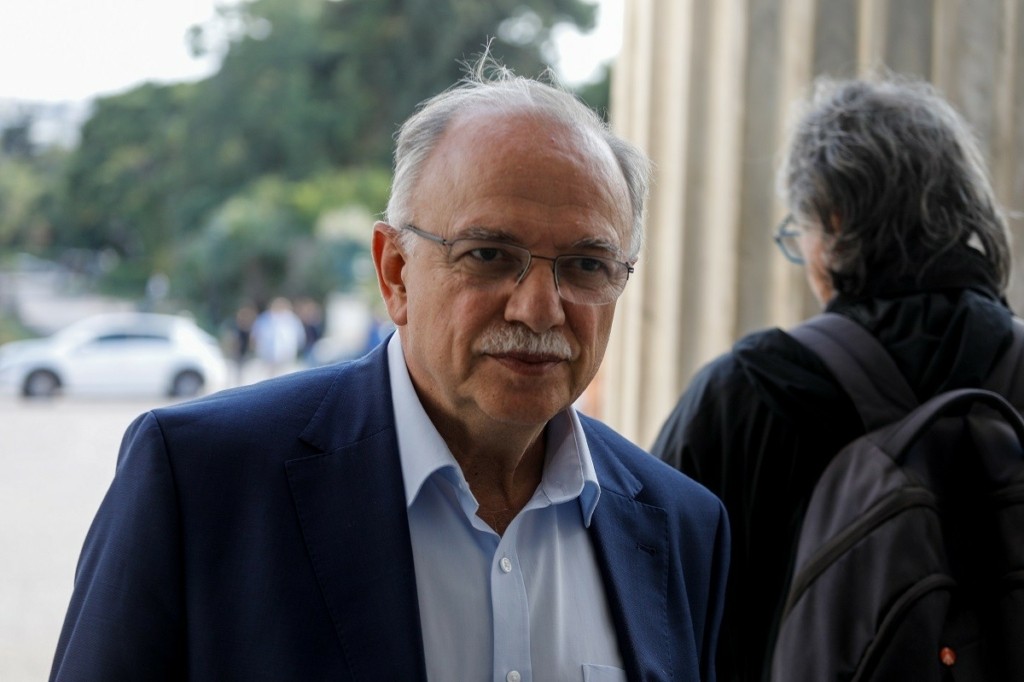 Στηρίζει τη Τζούλια Νόβα ο Δημήτρης Παπαδημούλης για τη μπλούζα με το σφυροδρέπανο