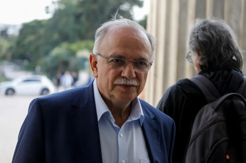 Στηρίζει τη Τζούλια Νόβα ο Δημήτρης Παπαδημούλης για τη μπλούζα με το σφυροδρέπανο