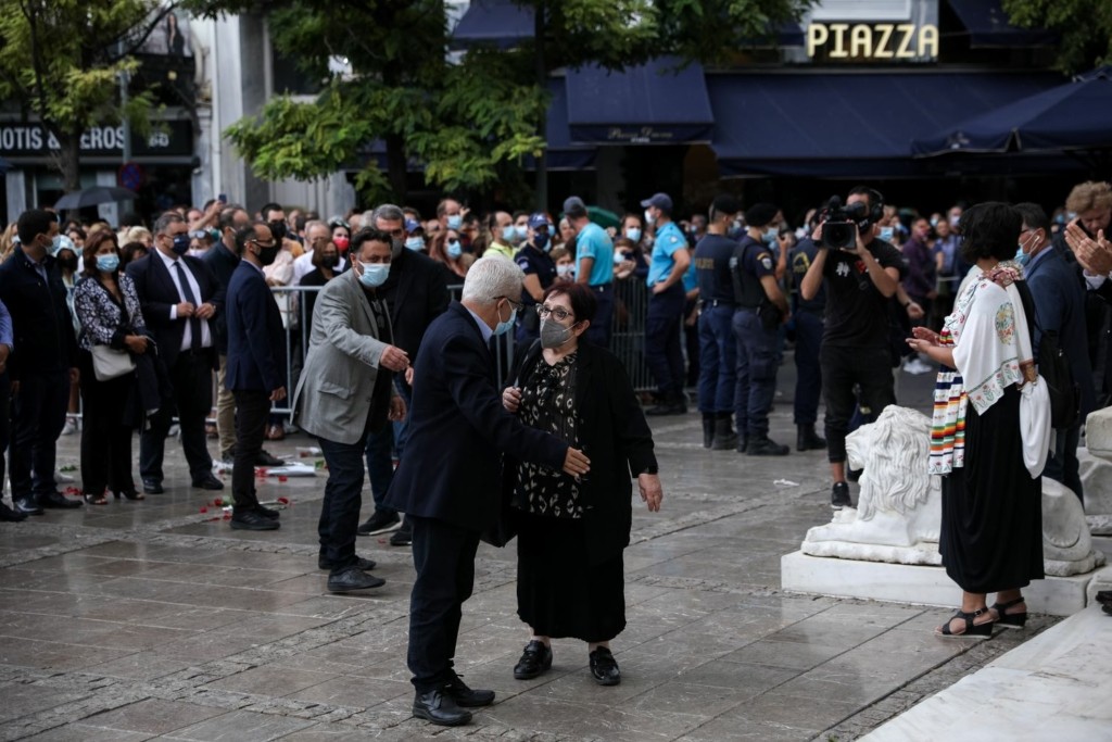 Η Αλέκα Παπαρήγα στη Μητρόπολη Αθηνών για να αποτίσει τον δικό της φόρο τιμής στον Μίκη (pics&vid)