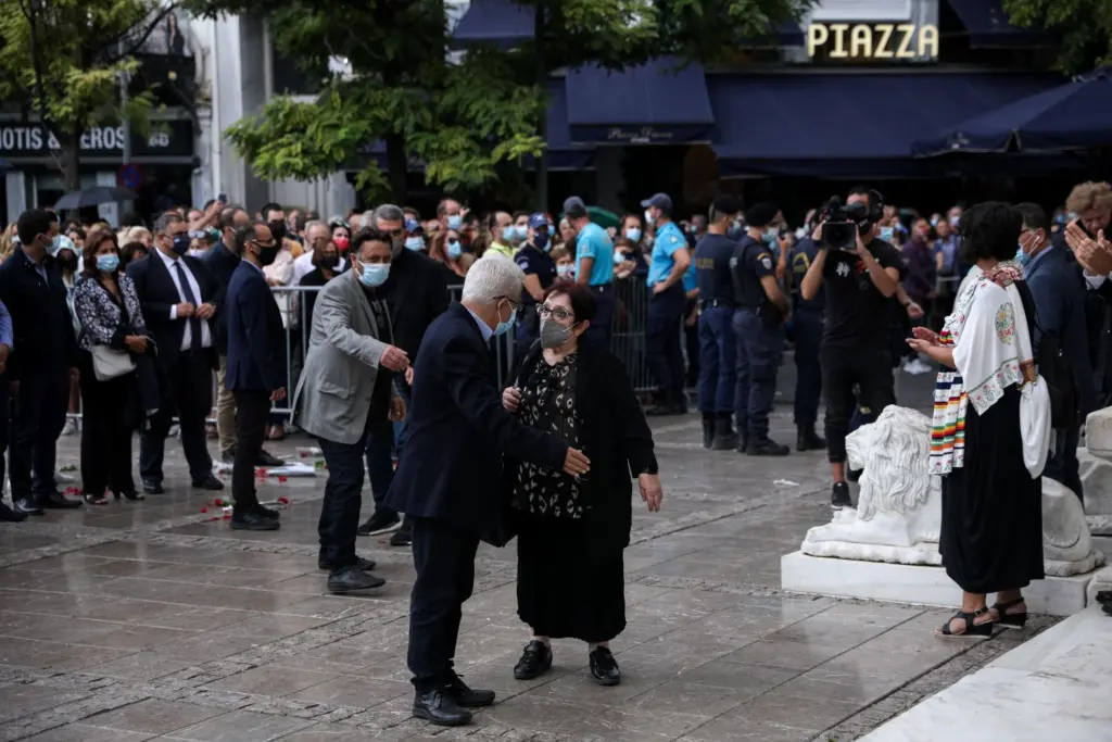 Η Αλέκα Παπαρήγα στη Μητρόπολη Αθηνών για να αποτίσει τον δικό της φόρο τιμής στον Μίκη (pics&vid)