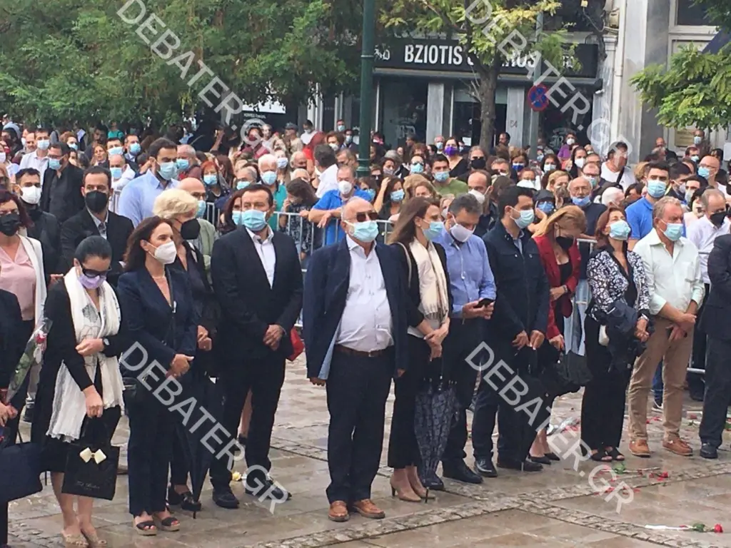 Άργησαν στον αποχαιρετισμό του Μίκη Θεοδωράκη – Οι Παππάς και Κουρουμπλής έμειναν έξω από την Μητρόπολη