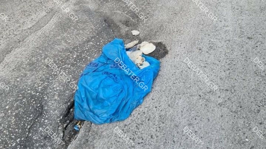 Απίστευτο κι όμως ελληνικό! Καλύπτουν λακκούβες με νάιλον σακούλες για να μην τραυματιστεί ο κόσμος (pics)