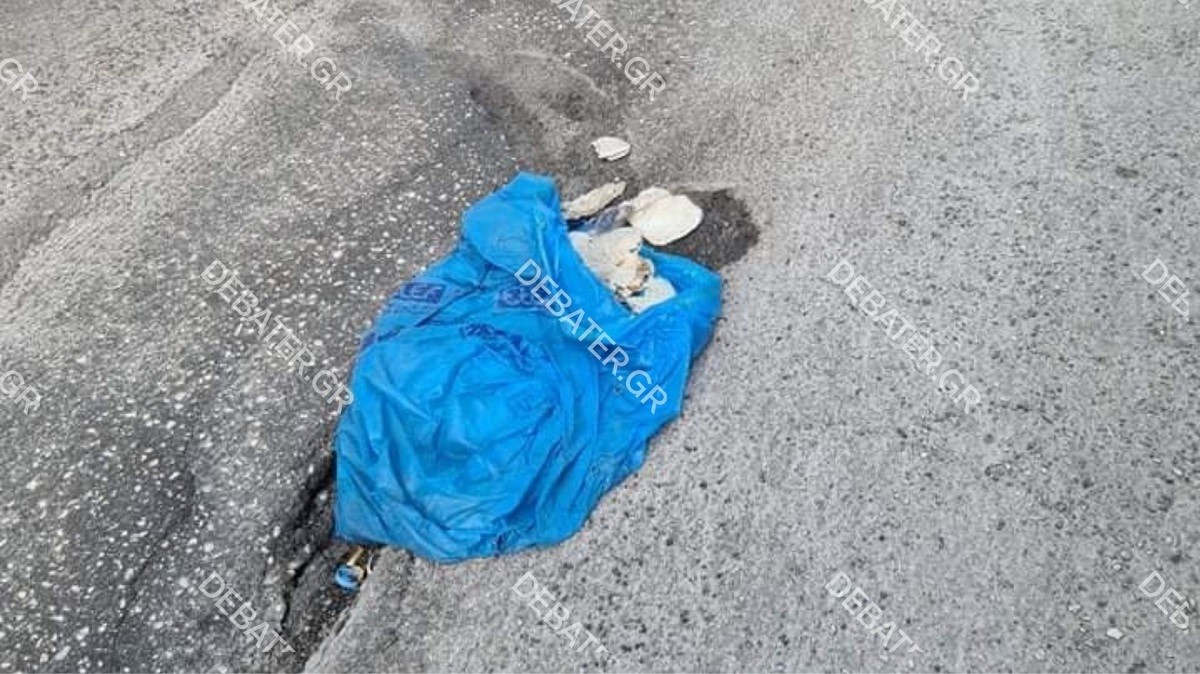 Απίστευτο κι όμως ελληνικό! Καλύπτουν λακκούβες με νάιλον σακούλες για να μην τραυματιστεί ο κόσμος (pics)