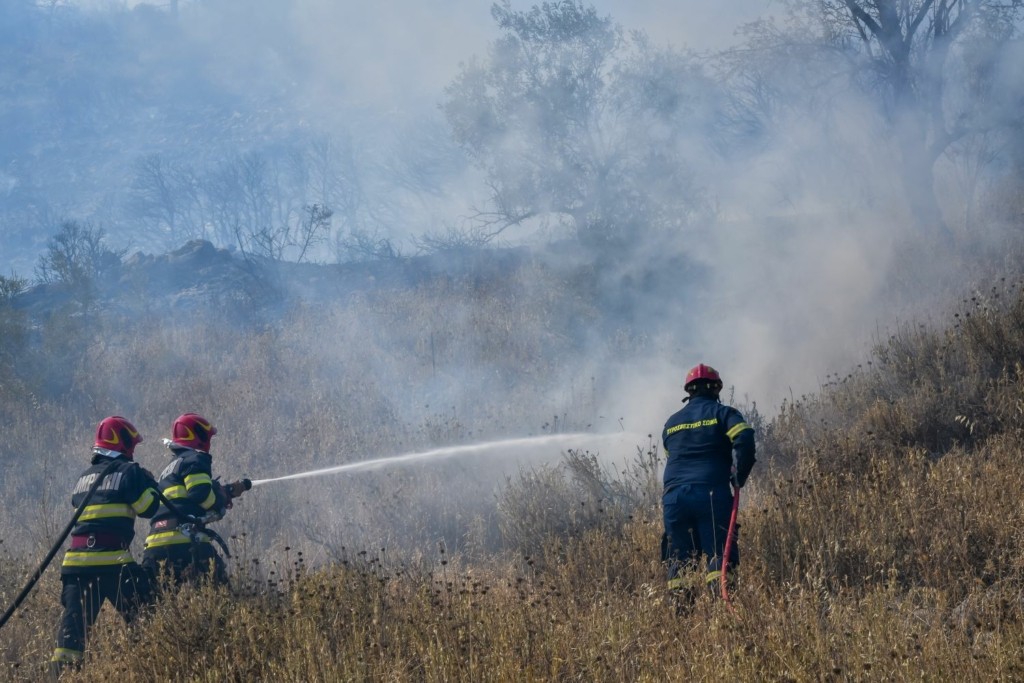 Φωτιά στο Μαυροβούνι Αγίων Θεοδώρων Κορινθίας