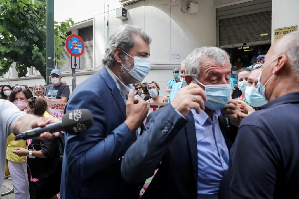 Και ο Πολάκης στη συγκέντρωση των υγειονομικών – Λεκτικό επεισόδιο με τον πρόεδρο της ΠΟΕΔΗΝ Μιχάλη Γιαννάκο
