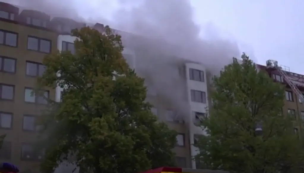 Συνεχίζουν να ανασύρουν τραυματίες από την φλεγόμενη πολυκατοικία στο  Γκέτεμποργκ (vid)