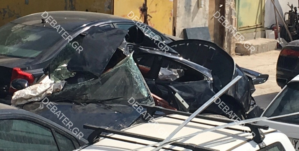 Σμπαράλια η Porsche του Mad Clip μετά το τροχαίο – “Δίπλωσε στα δυο” το αυτοκίνητο (pic&vid)