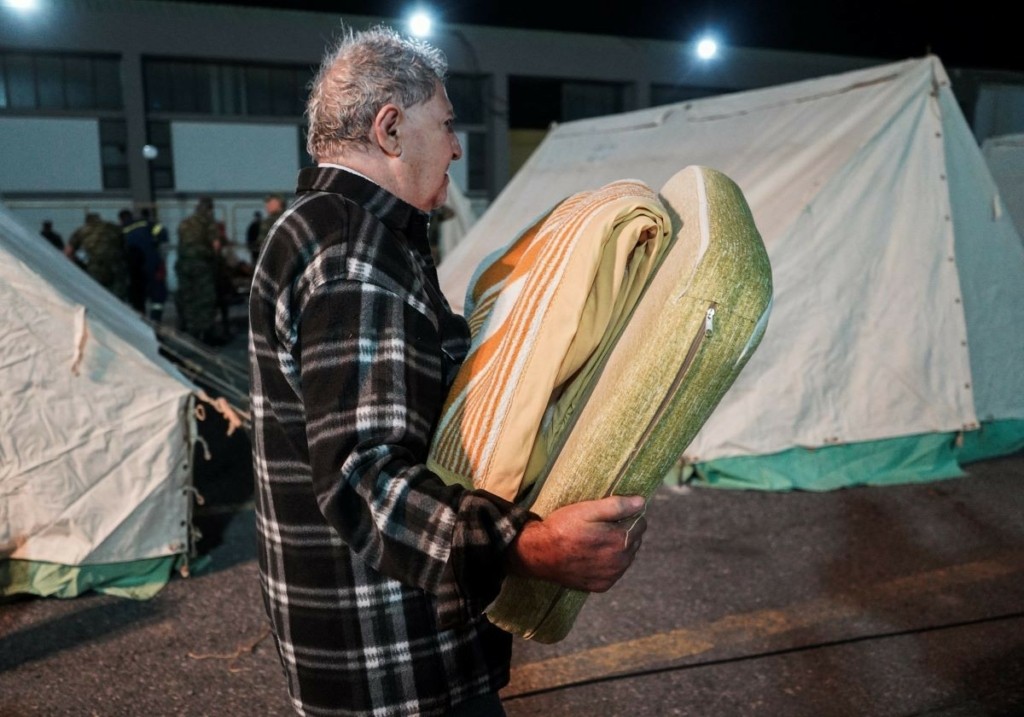 Δύσκολη νύχτα για τους κατοίκους στο Αρκαλοχώρι στην Κρήτη – Αγωνία για το μέγεθος των μετασεισμών