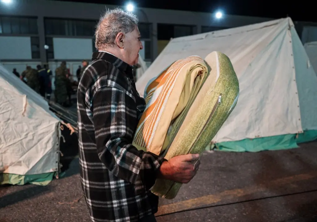 Δύσκολη νύχτα για τους κατοίκους στο Αρκαλοχώρι στην Κρήτη – Αγωνία για το μέγεθος των μετασεισμών
