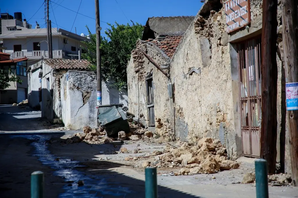 Βίντεο που κόβουν την ανάσα από τον σεισμό στην Κρήτη – Γκρεμίζεται on camera καμινάδα σε σπίτι