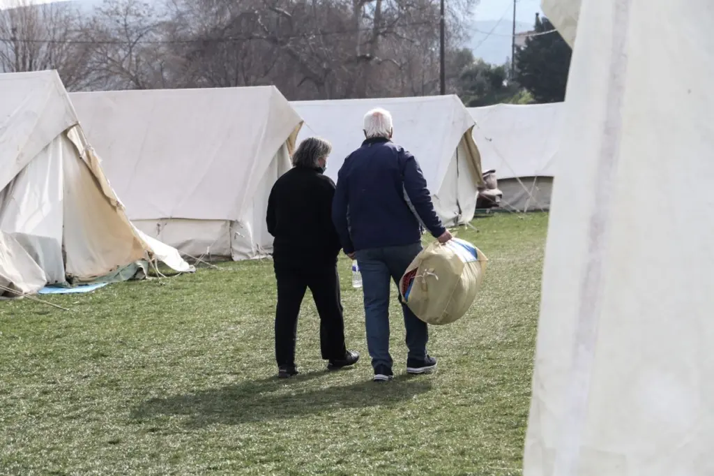 Στήνονται σκηνές σε όλο το Ηράκλειο για τους σεισμόπληκτους – Πάνω από 2500 κάτοικοι χωρίς σπίτι