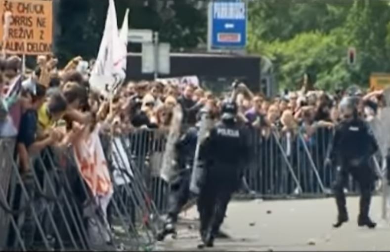 Αρνητές του κορονοϊού μπούκαραν στο στούντιο της δημόσιας τηλεόρασης στη Σλοβενία