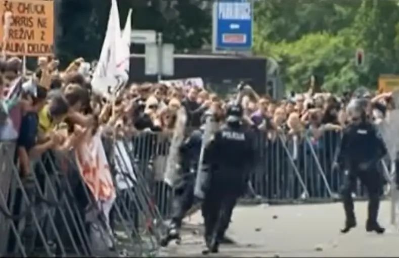 Αρνητές του κορονοϊού μπούκαραν στο στούντιο της δημόσιας τηλεόρασης στη Σλοβενία