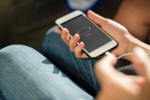 Βόλος: Φορτιστής κινητού βραχυκύκλωσε και προκάλεσε φωτιά σε αυλή σπιτιού – Πάνω από 500 ευρώ οι ζημιές