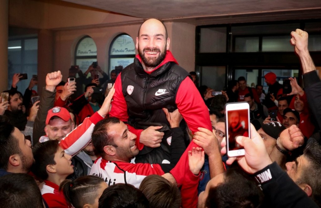 Η έκπληξη των οπαδών του Ολυμπιακού στον Βασίλη Σπανούλη – Η συγκίνηση και το μεγάλο ευχαριστώ του Kill-Bill (vid)