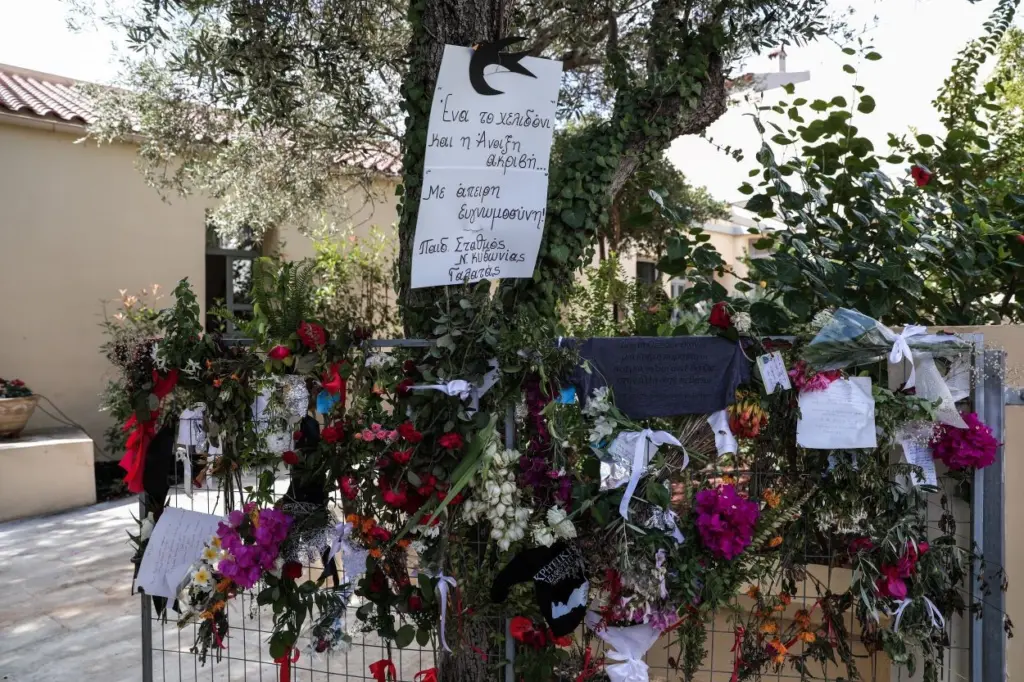 Με λουλούδια και σημειώματα πολίτες αποχαιρετούν τον Μίκη στο σπίτι του στον Γαλατά Χανίων (pics)