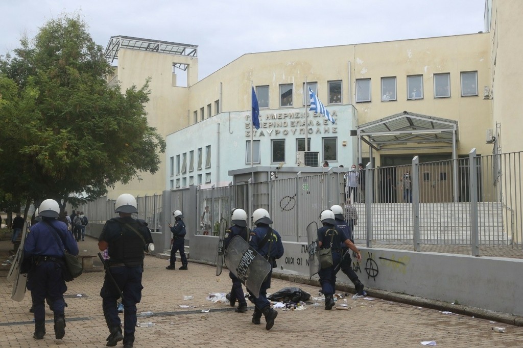 “Καζάνι” που βράζει η Σταυρούπολη – Νέα επεισόδια με τρεις συλλήψεις – Παρέμβαση εισαγγελέα ζητάει η Κεαραμέως (pics&vids)