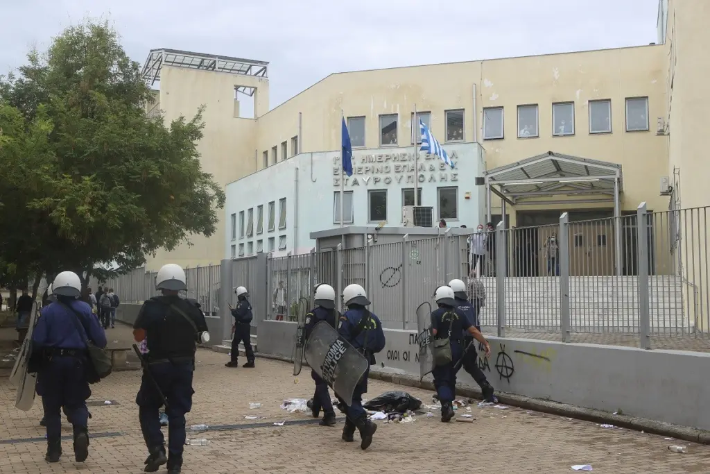 “Καζάνι” που βράζει η Σταυρούπολη – Νέα επεισόδια με τρεις συλλήψεις – Παρέμβαση εισαγγελέα ζητάει η Κεαραμέως (pics&vids)