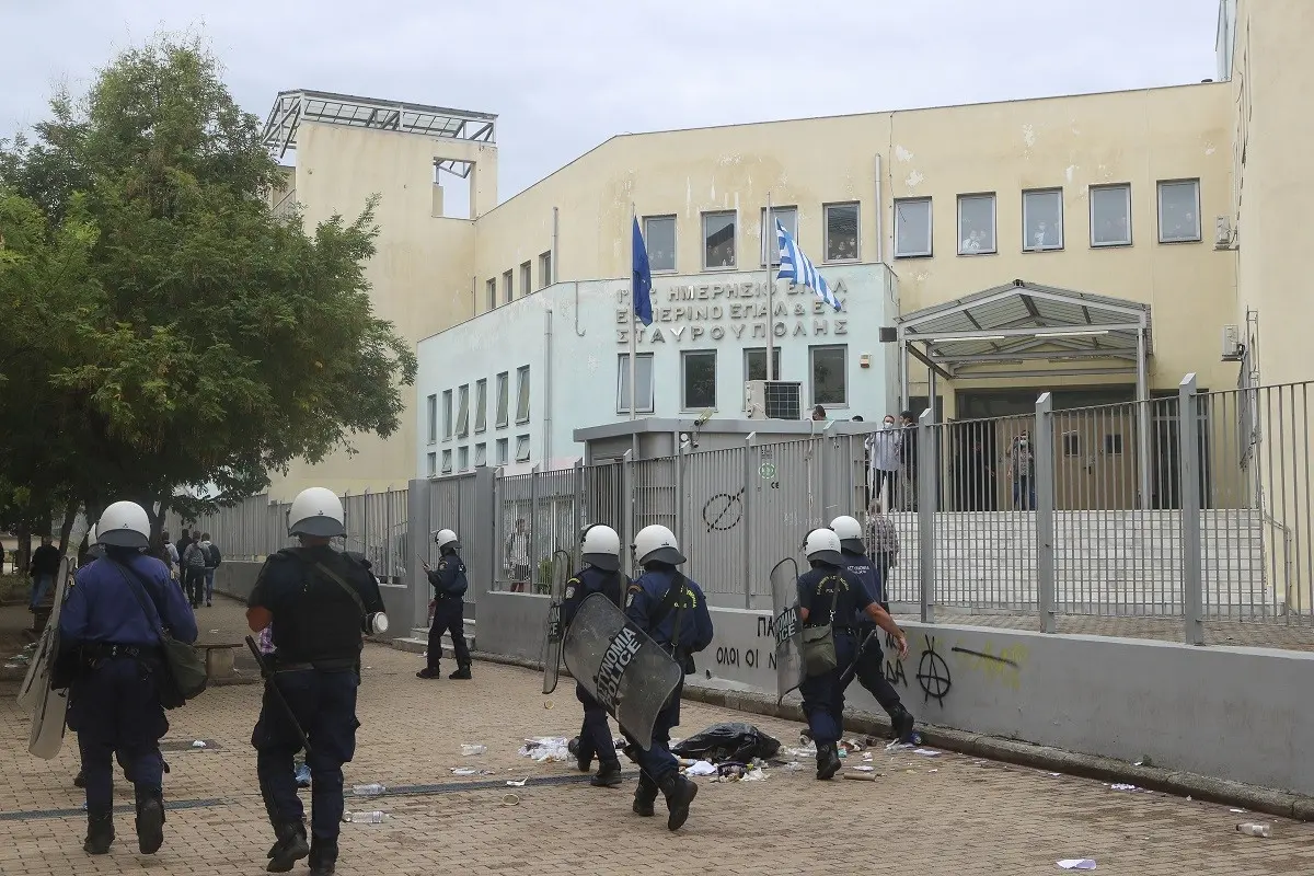 “Καζάνι” που βράζει η Σταυρούπολη – Νέα επεισόδια με τρεις συλλήψεις – Παρέμβαση εισαγγελέα ζητάει η Κεαραμέως (pics&vids)