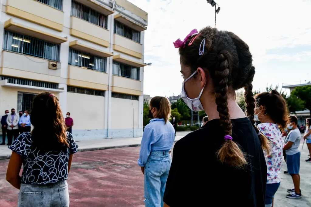 Λιγότερα κρούσματα μαθητών τώρα από τον Αύγουστο λέει η Νίκη Κεραμέως