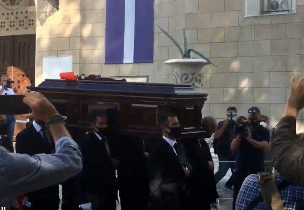 Έφτασε η σορός του Μίκη Θεοδωράκη στη Μητρόπολη – Ξέσπασε σε χειροκροτήματα ο κόσμος (vid)