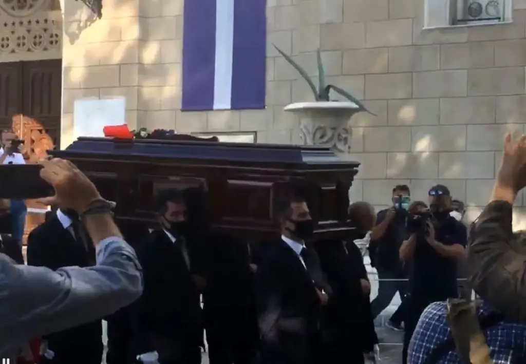 Έφτασε η σορός του Μίκη Θεοδωράκη στη Μητρόπολη – Ξέσπασε σε χειροκροτήματα ο κόσμος (vid)
