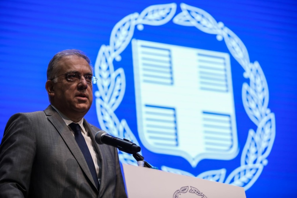 Αιφνιδιαστική επίσκεψη του υπουργού Προστασίας του Πολίτη στη ΓΑΔΑ