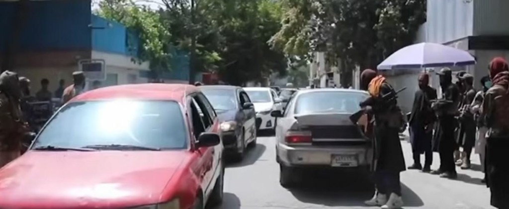Νέα φρικαλεότητα των Ταλιμπάν – Εκτέλεσαν έγκυο αστυνομικό μπροστά στον σύζυγό της (pics&vids)