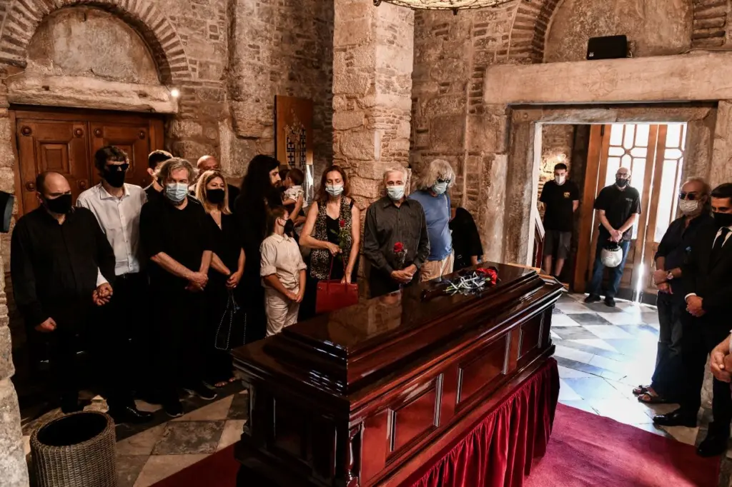 Ντροπή! Αμαύρωσαν τη μνήμη του Μίκη Θεοδωράκη – Τα ευτράπελα με τα γραφεία κηδειών