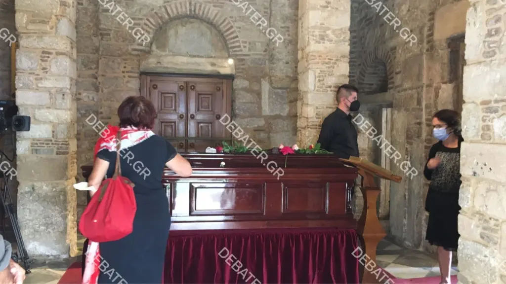 Με ένα λουλούδι στο χέρι “αποχαιρετούν” τον Μίκη Θεοδωράκη – Ολοκληρώνεται το λαϊκό προσκύνημα (pics&vids)