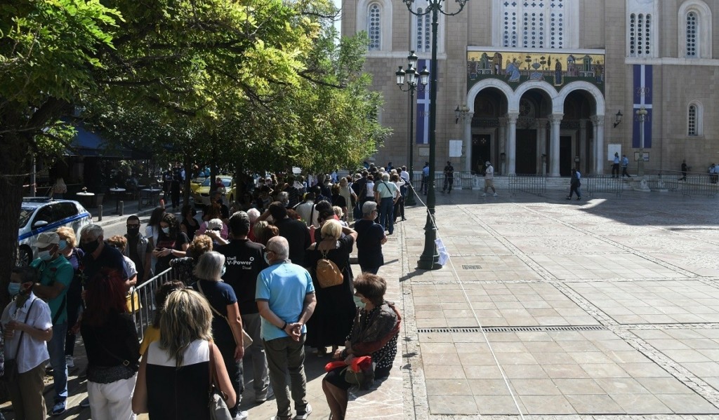 Πλήθος κόσμου αποχαιρετά τον Μίκη Θεοδωράκη – Ολοκληρώνεται την Τετάρτη το λαϊκό προσκύνημα