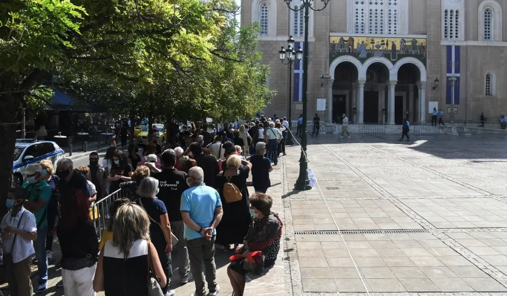 Πλήθος κόσμου αποχαιρετά τον Μίκη Θεοδωράκη – Ολοκληρώνεται την Τετάρτη το λαϊκό προσκύνημα