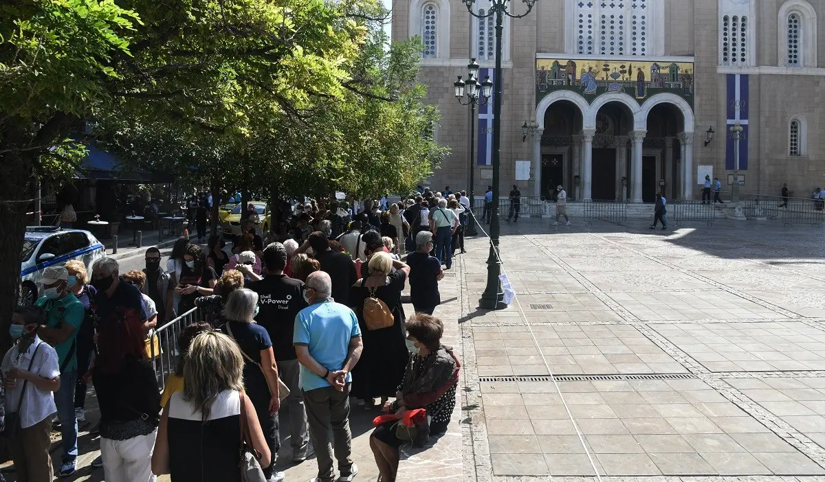 Πλήθος κόσμου αποχαιρετά τον Μίκη Θεοδωράκη – Ολοκληρώνεται την Τετάρτη το λαϊκό προσκύνημα