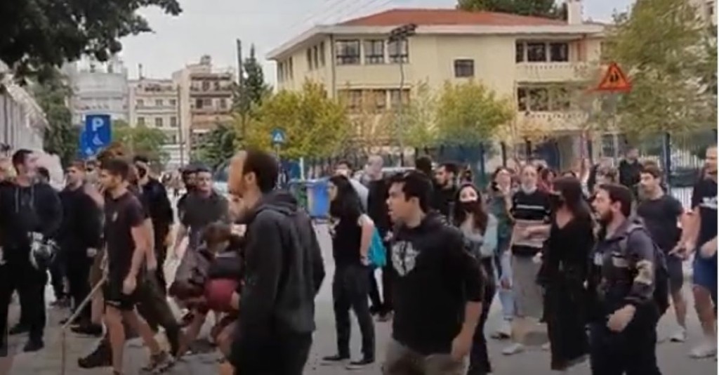Άγρια επεισόδια σε σχολείο στην Θεσσαλονίκη – Επίθεση κουκουλοφόρων σε φοιτητές με κοντάρια και πέτρες (vid)